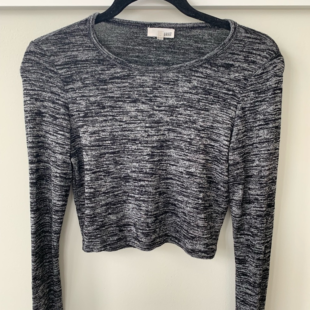 Aritzia Wilfred Free grey cropped long sleeve